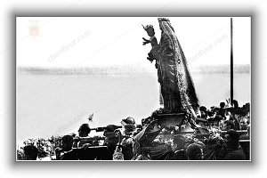 La Statue couronnée est présentée par M.Lemonnier, sur le plateau de Grâce pour bénir la Mer