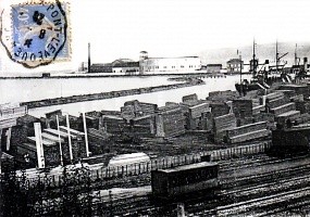 Les chantiers de bois avec la CECA au fond