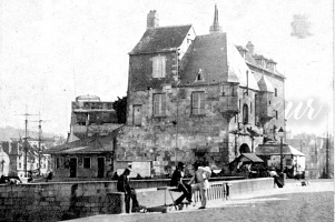 Animations Lieutenance (15465 visites) La Lieutenance vue depuis le quai Beaulieu.
Quelques journaliers son présents en attende des batea... Animations Lieutenance