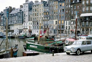 Chalutiers et facade du quai Ste Catherine