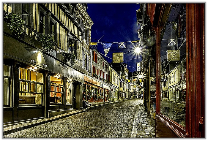 Nous allons parcourir la rue du Puits, depuis sa naissance (au niveau de l'Hostellerie Lechat) à son terminus (Place du Puits).
----------------------------------------------------------
De nos jours avec les nombreuses pancartes Rue du Puits_011.JPG